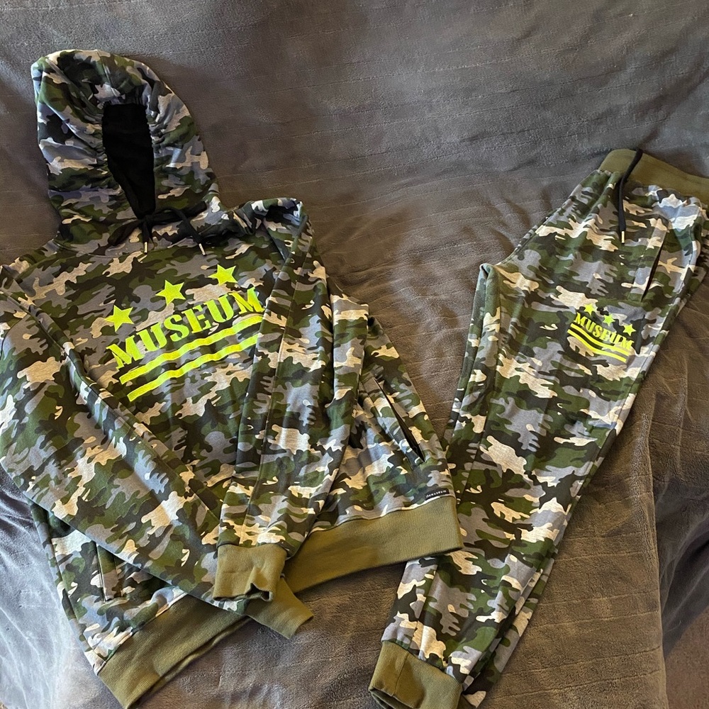 Men’s XL 2 piece Museum Outfit